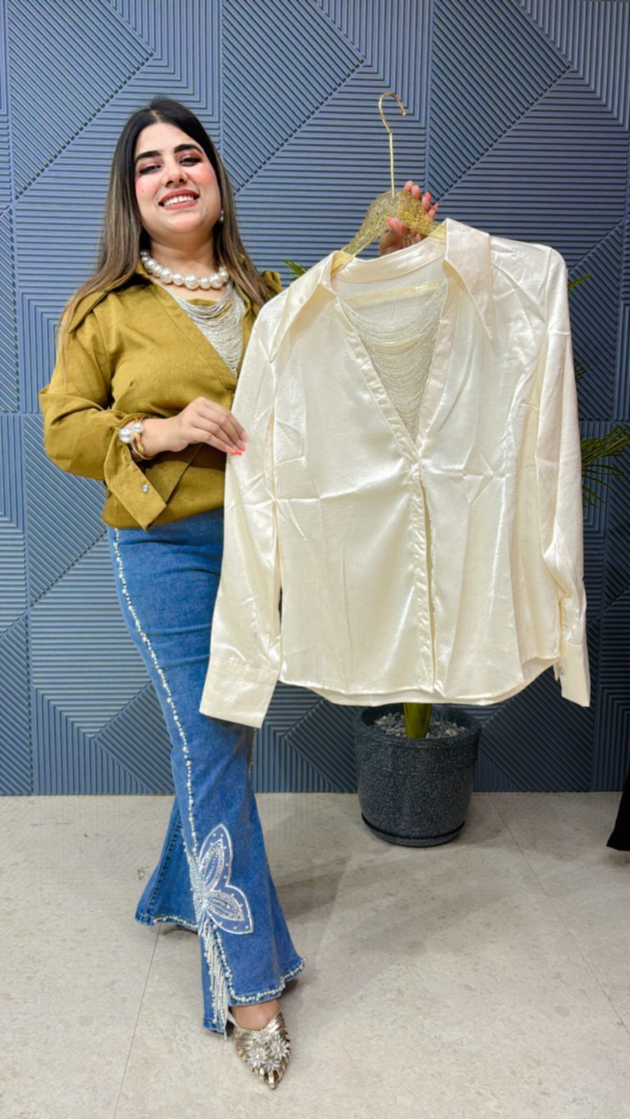 Beautiful Top With Fancy Neck GGR1160