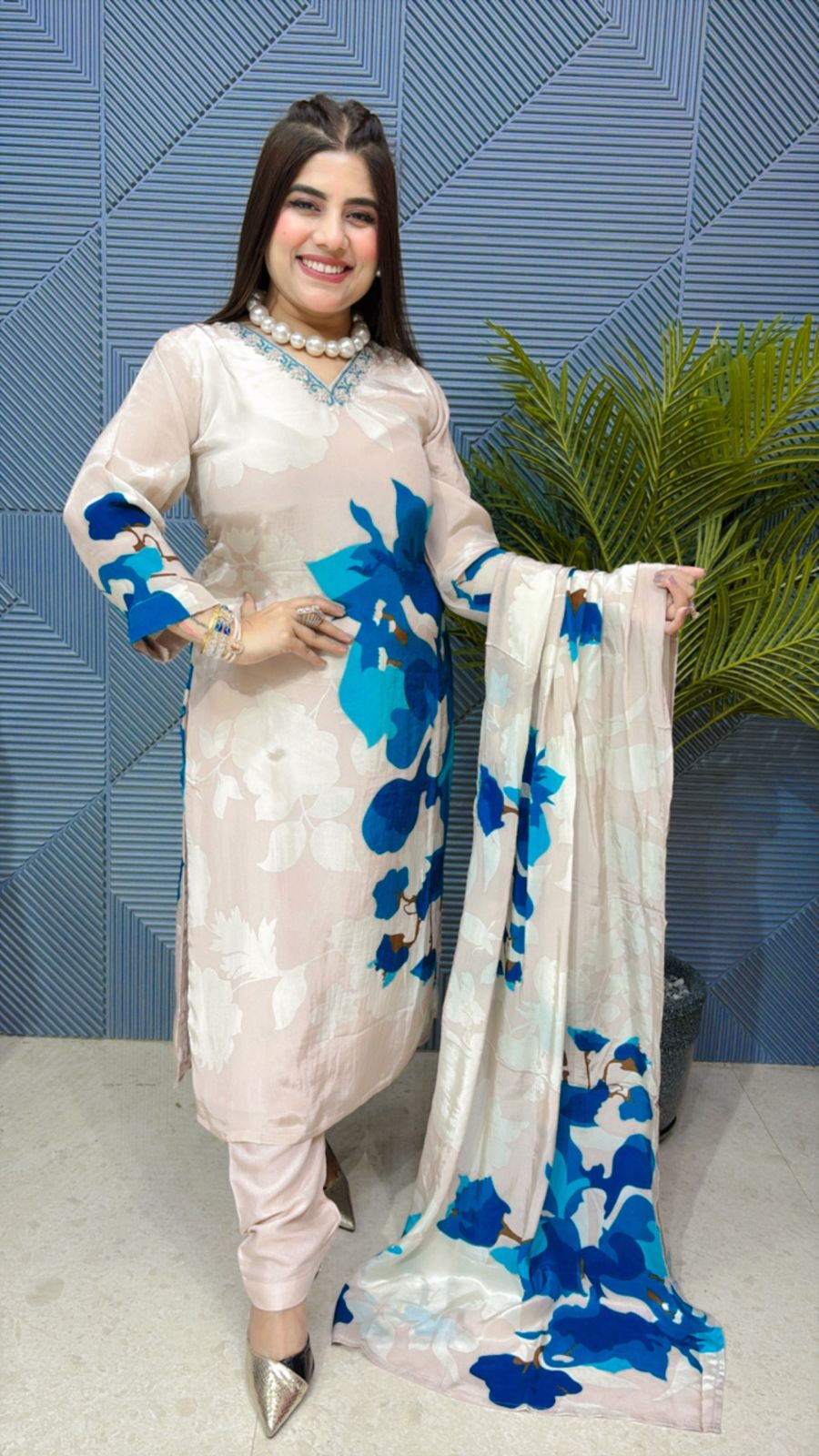 beautiful 3 piece set with cut dana work and lining ggr1892